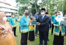 Penyerahan Sertifikat Tenaga Kependidikan Terbaik dan Terfavorit Tahun 2022